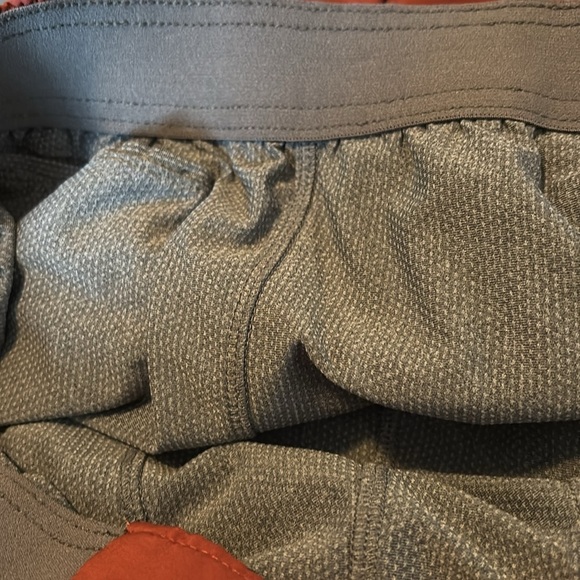 Vuori Trail men’s red lined 5” inseam athletic shorts size XL - Picture 9 of 11